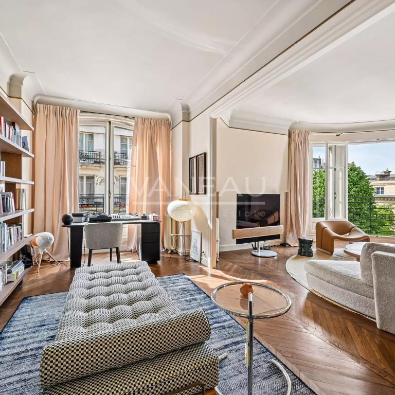 Paris VII – Élégant appartement de réception avec balcons – 171,05 m²