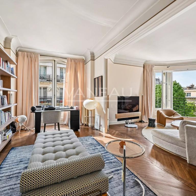 Paris VII – Élégant appartement de réception avec balcons – 175 