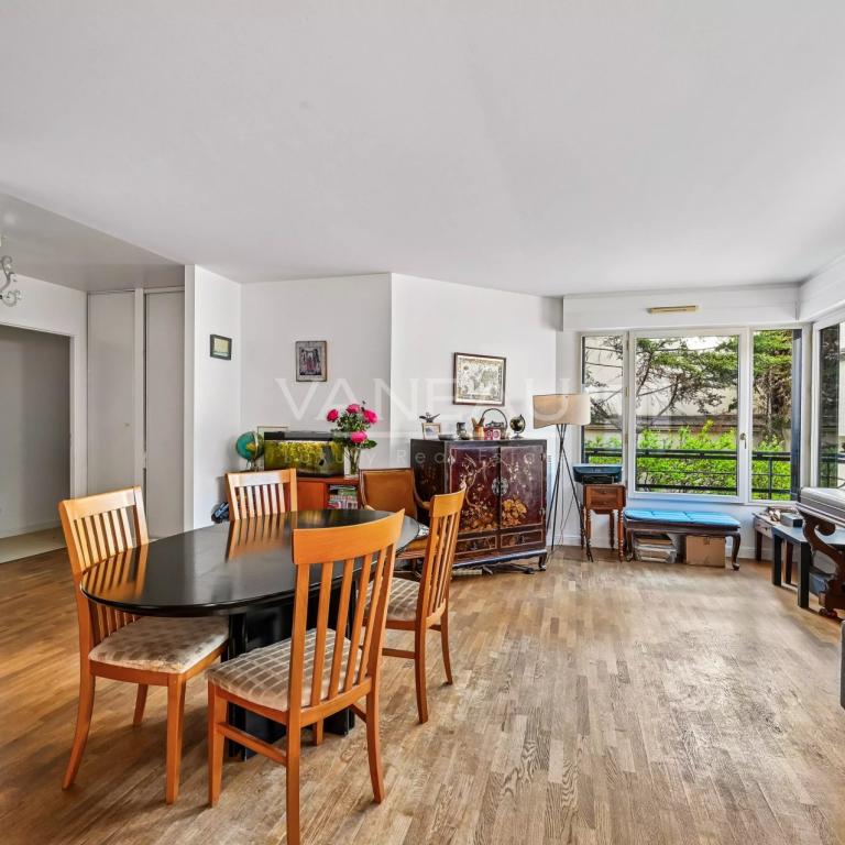 PARIS XVe - Commerce : Appartement familial avec balcon au calme