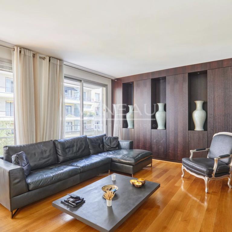 Paris XVIe - Henri Martin - Quatre pièces en étage.