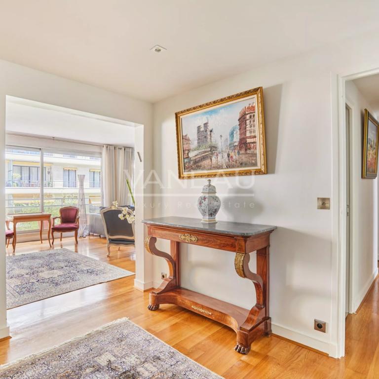 Paris XVIe - Henri Martin - Quatre pièces en étage.