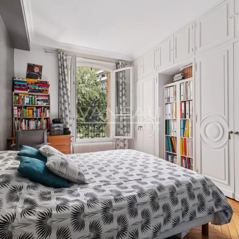PARIS XVIe - Beau familial - Quatre chambres sur jardin.