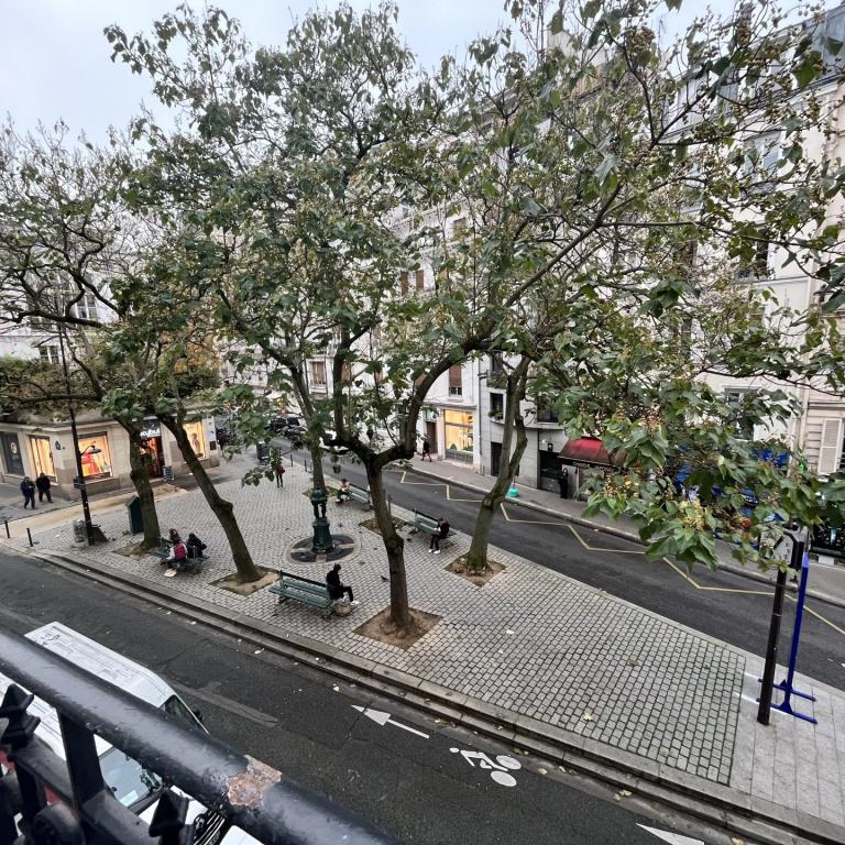 PARIS VIe _ 2P MEUBLEE PLACE VAVIN