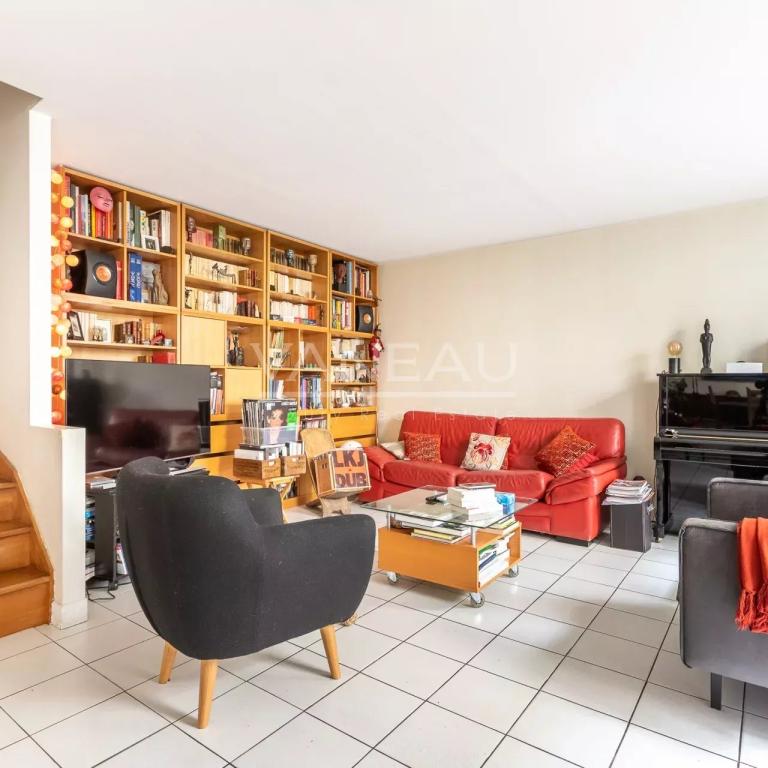 Paris XVIIIe - Maison de ville familiale avec cour arborée à l'a