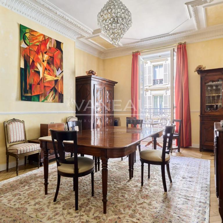 Paris VIIIe– Quartier Europe--Appartement familial et de récepti