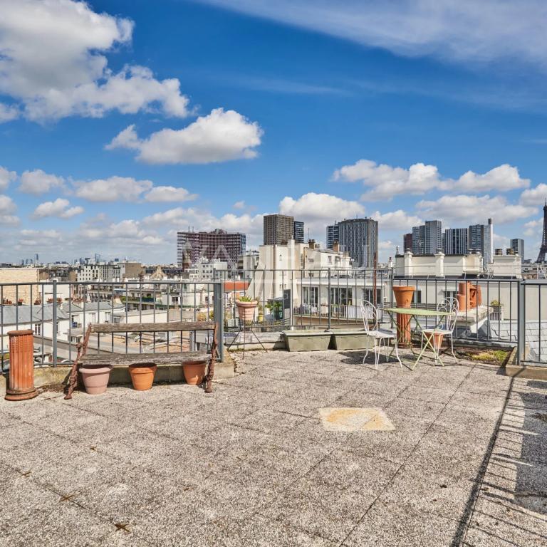 Paris XVeme –  Bergers/ Saint Charles– Loft atypique avec toit-terrasse. Vue à 360 degrés