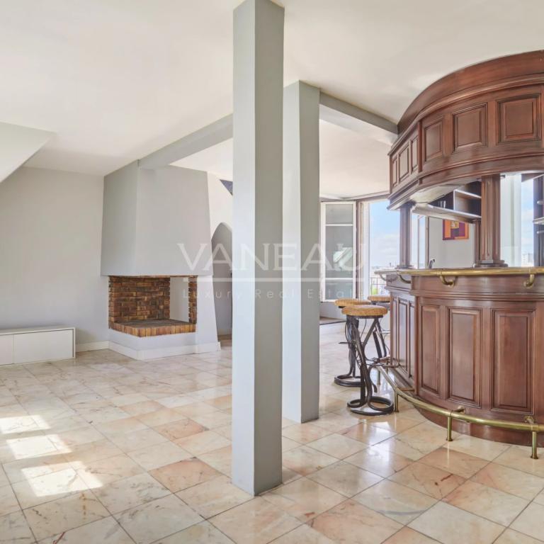 Paris XVeme –  Bergers/ Saint Charles– Loft atypique avec toit-t