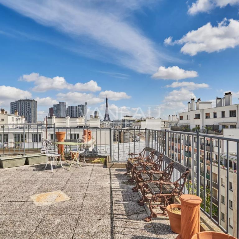 Paris XVeme –  Bergers/ Saint Charles– Loft atypique avec toit-t