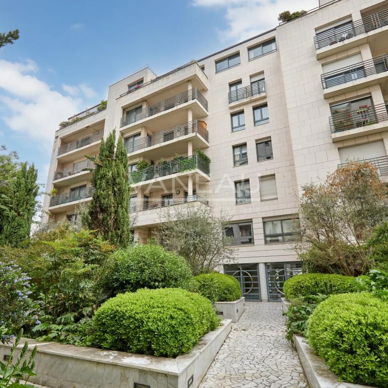 Appartement familial de 4 chambres avec balcon et terrasse
