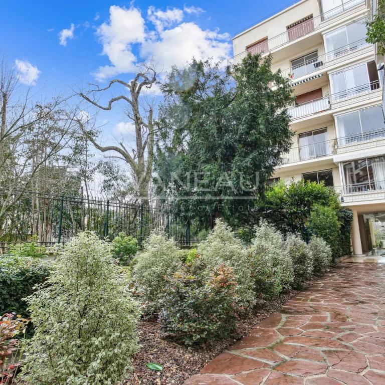 Neuilly - Appartement familial avec balcon sur jardin
