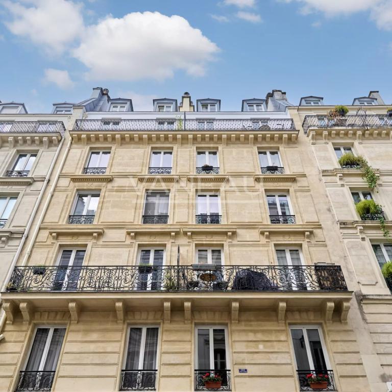 Paris IXe – rue frochot – deux pièces à rénover au cœur d’un qua