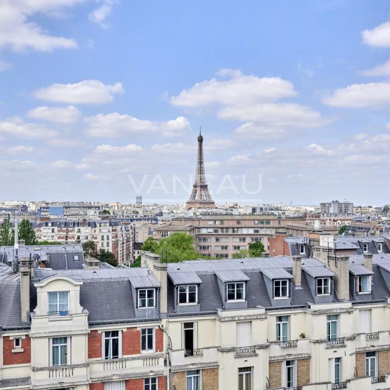 PARIS XVe - Mairie : Appartement avec balcons et vue dégagée sur