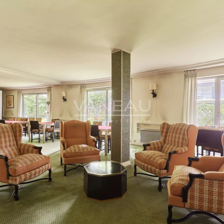Neuilly – Quartier Mairie – Appartement au calme sur jardin avec fort potentiel – Possibilité 2 chambres