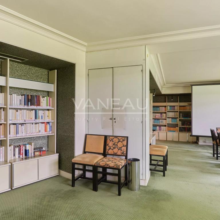 Neuilly – Quartier Mairie – Appartement au calme sur jardin avec fort potentiel – Possibilité 2 chambres