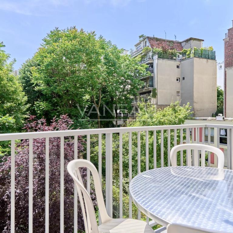 PARIS XVIè – RANELAGH - BALCON-TERRASSE SUR INTÉRIEUR