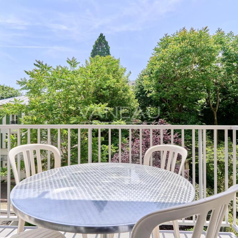 PARIS XVIè – RANELAGH - BALCON-TERRASSE SUR INTÉRIEUR