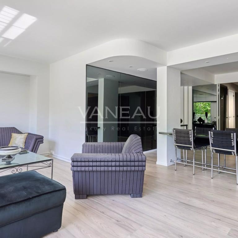 PARIS XVIè – RANELAGH - BALCON-TERRASSE SUR INTÉRIEUR