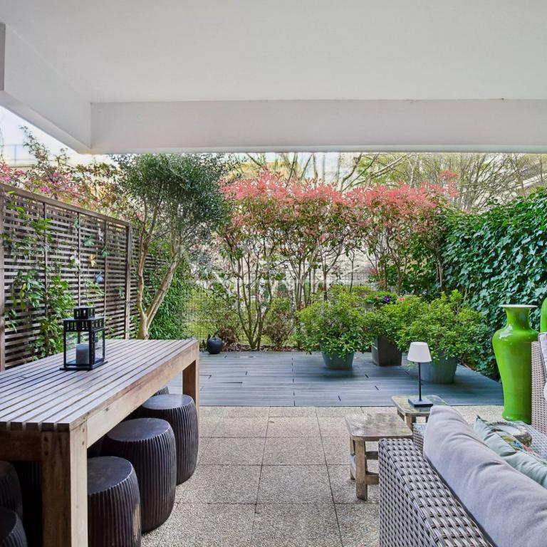 Boulogne - Terrasse au calme sur jardin, sans vis à vis exposée 