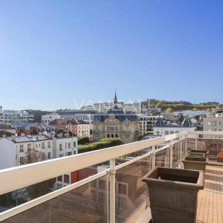 Suresnes/Mairie - Appartement dernier étage avec terrasse et bal