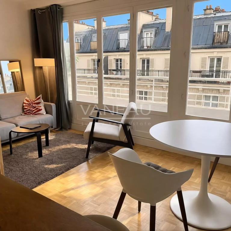 Studio en étage élevé avec balcon et vue dégagée