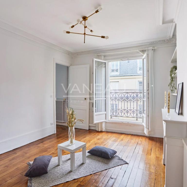 Paris XVIIe -Ternes - Appartement 3 pièces balcon filant