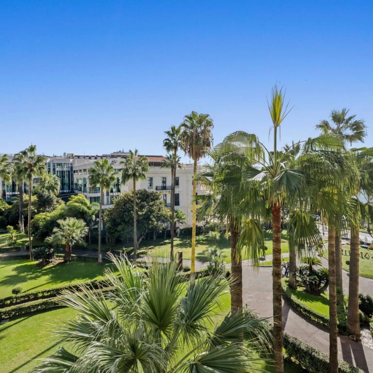 Cannes Croisette Grand Hotel Studio vue mer à rénover à vendre