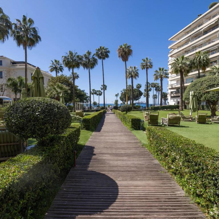 Cannes Croisette Grand Hotel Studio vue mer à rénover à vendre