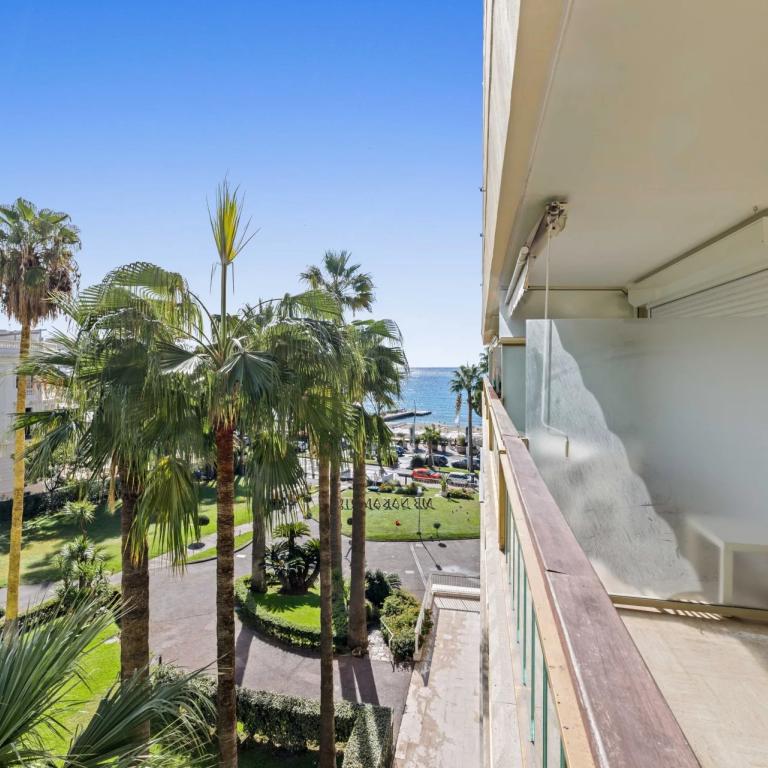 Cannes Croisette Grand Hotel Studio vue mer à rénover à vendre