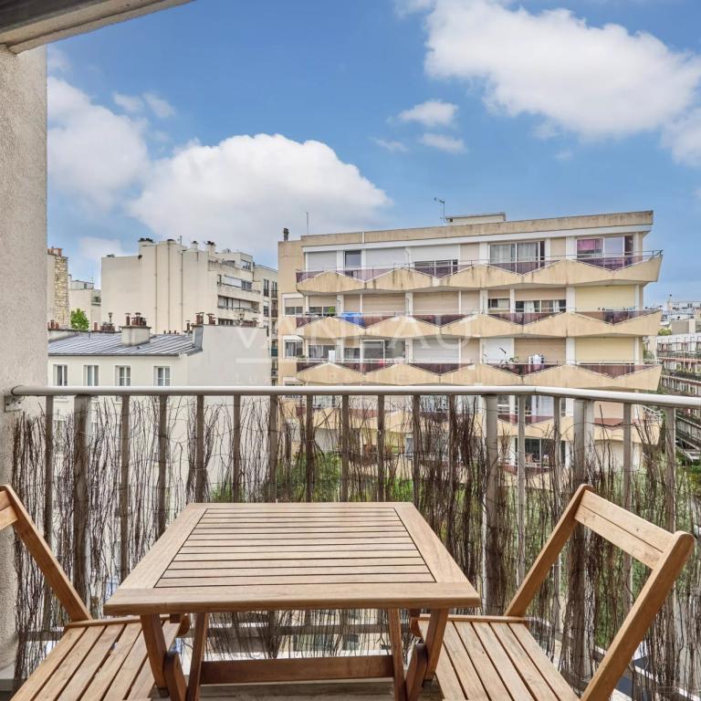 Paris XVème - Charles Michels - studio en étage avec balcon