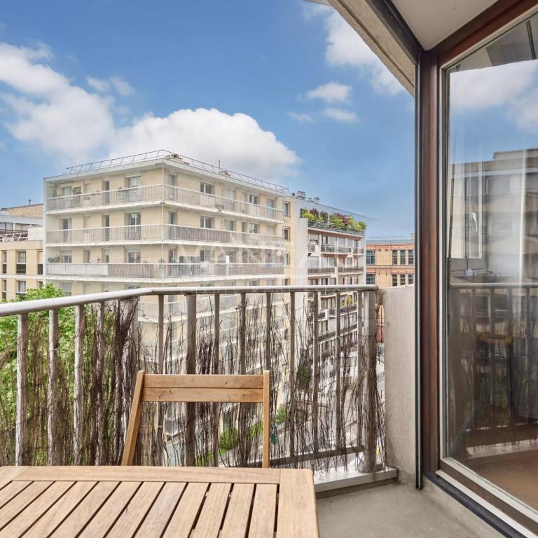 Paris XVème - Charles Michels - studio en étage avec balcon