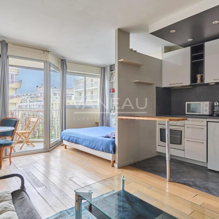 Paris XVème - Charles Michels - studio en étage avec balcon