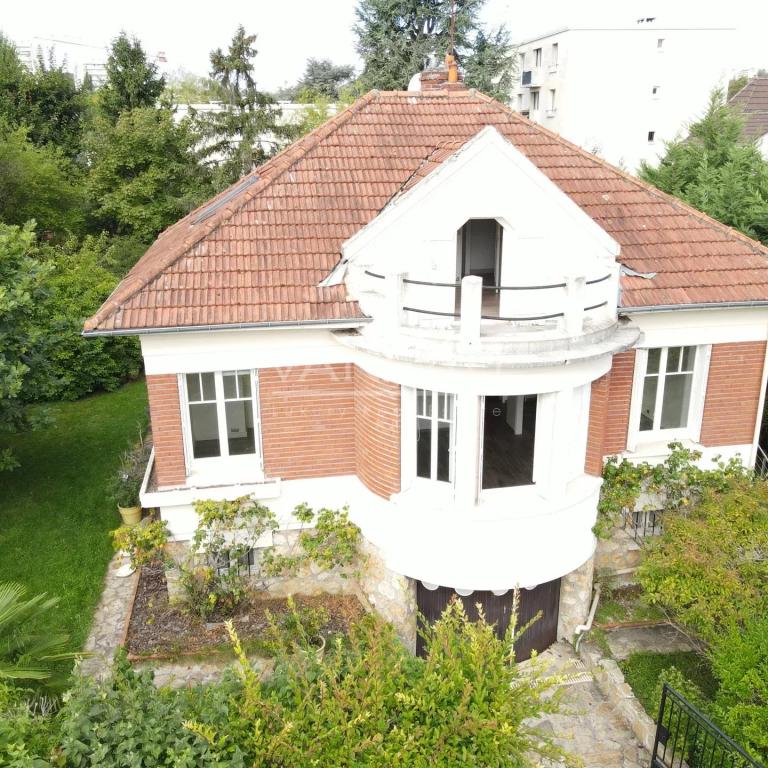 Sceaux (92330) - Belle maison familiale bordée par un jardin fru
