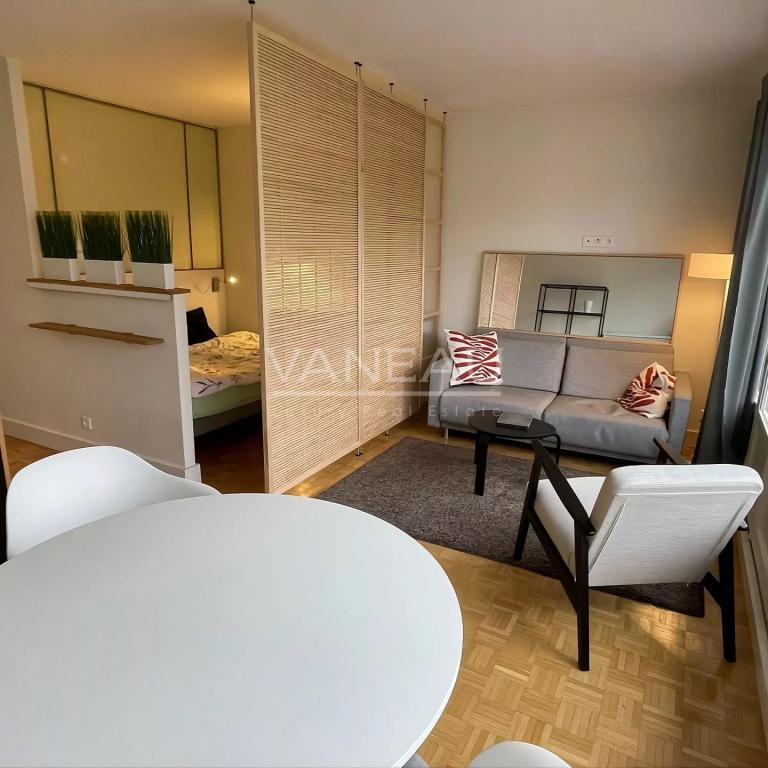 Studio en étage élevé avec balcon et vue dégagée