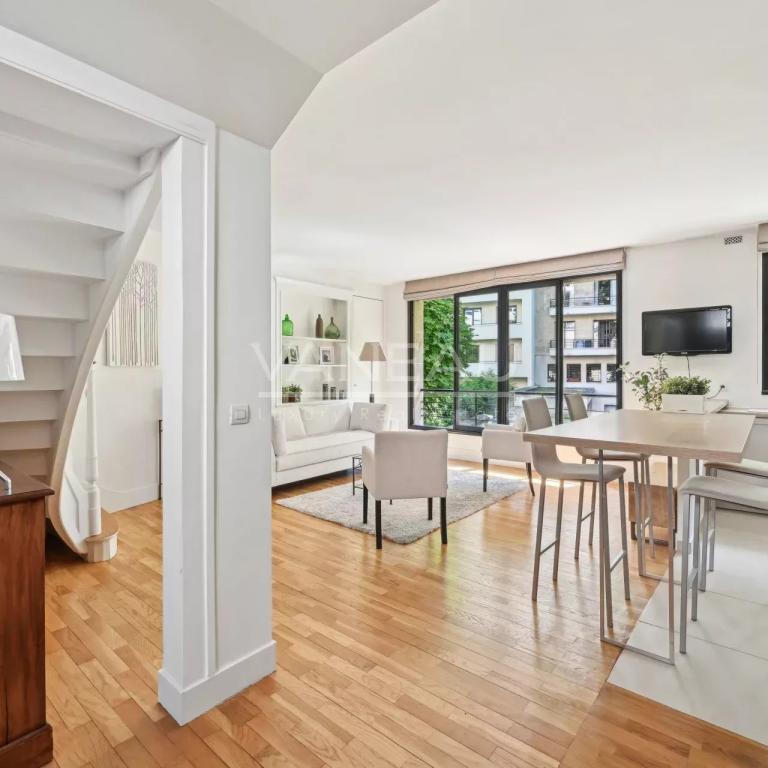 Paris XVIe - Flandrin - Henri Martin - Duplex "comme une maison" - Balcon large et vue verdoyante.