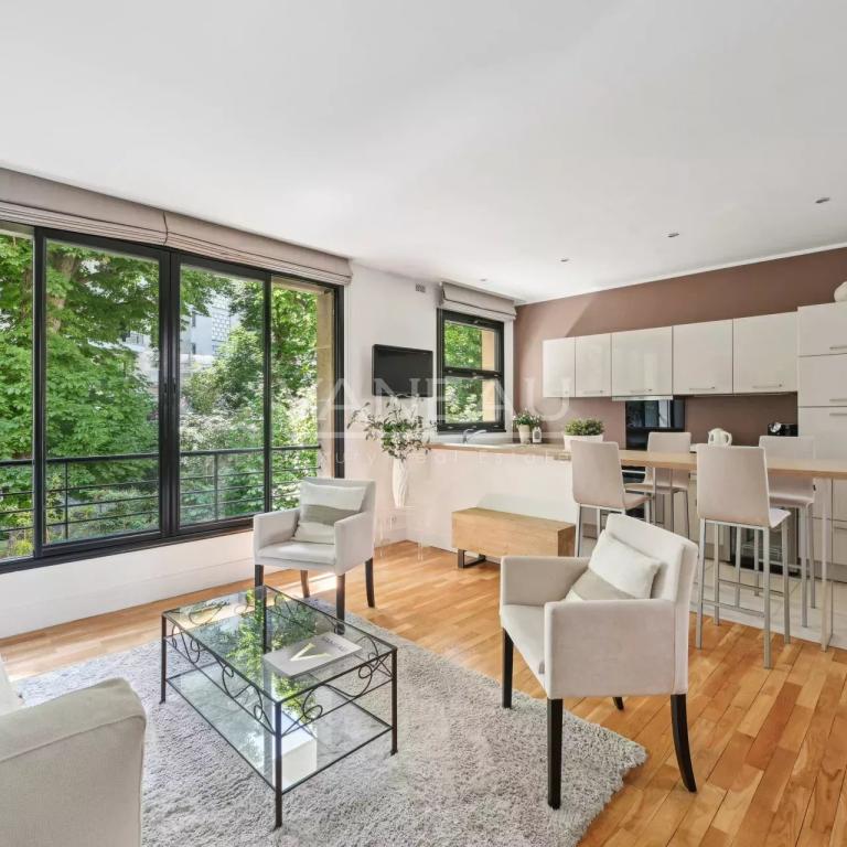 Paris XVIe - Flandrin - Henri Martin - Duplex "comme une maison" - Balcon large et vue verdoyante.