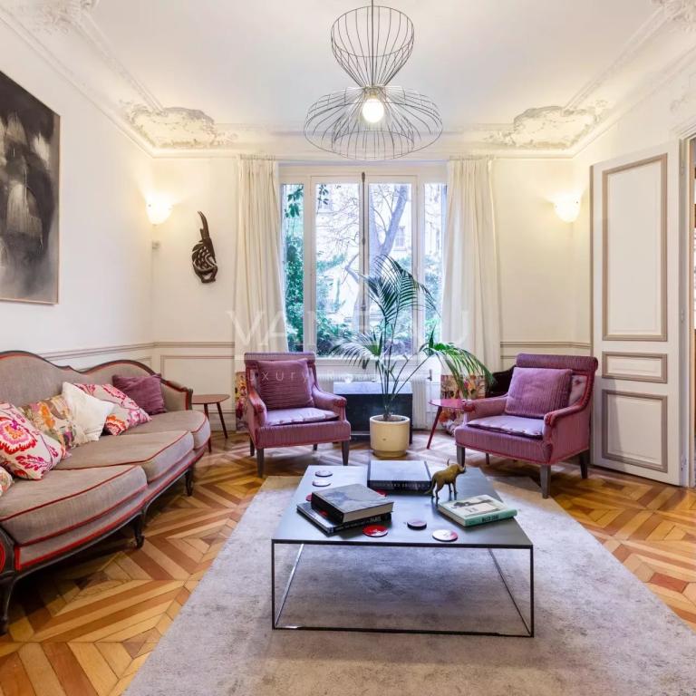 Paris XVe - DEMEURE FAMILIALE (291²m² Carrez - 370 m² au sol) et son jardin (95m²)