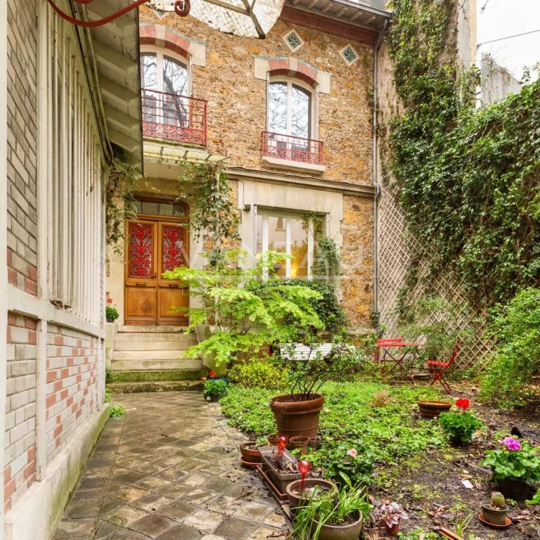 Paris XVe - DEMEURE FAMILIALE (291²m² Carrez - 370 m² au sol) et son jardin (95m²)
