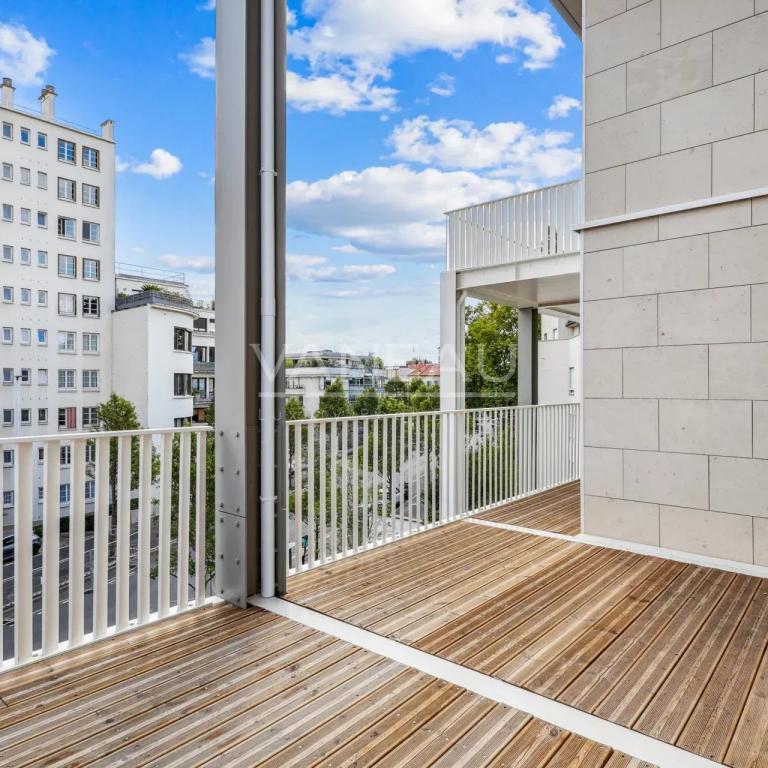 Issy-les-Moulineaux - Trois pièces rénové avec large balcon