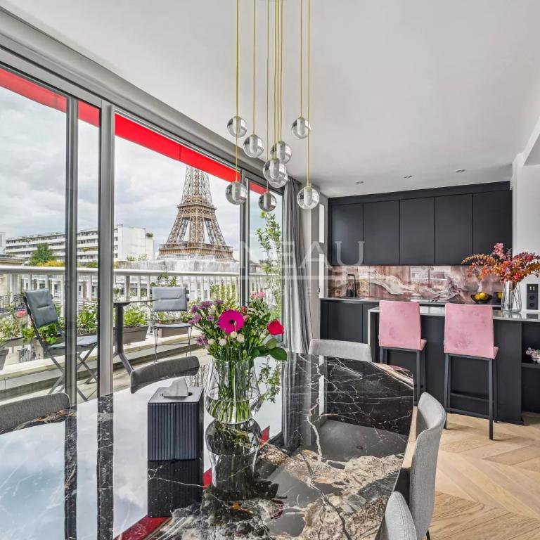Appartement d'exception avec vue imprenable sur la Tour Eiffel - Etage élevé avec balcon filant et arboré -