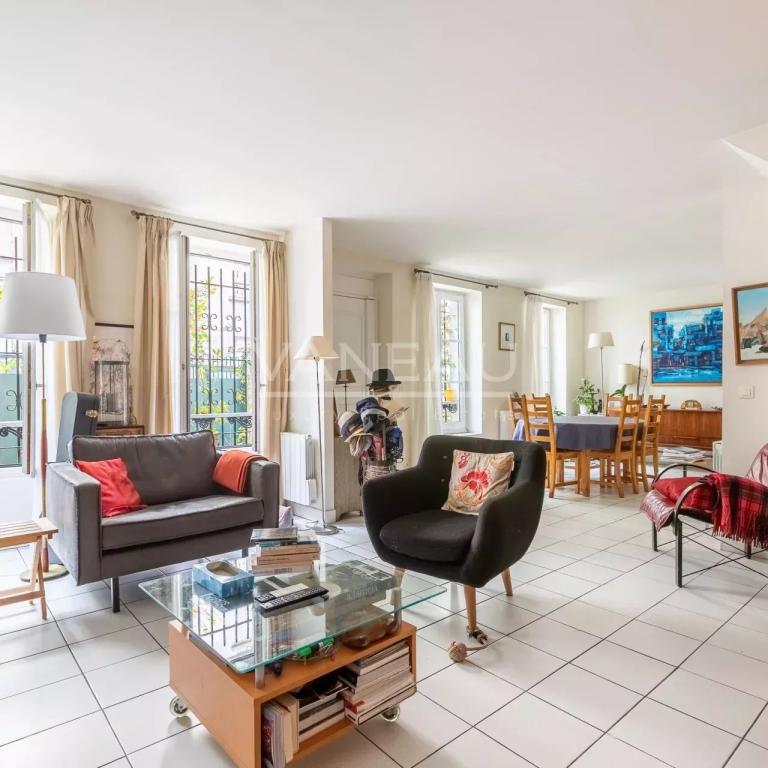 Paris XVIIIe - Maison de ville familiale avec cour arborée à l'avant plein sud -