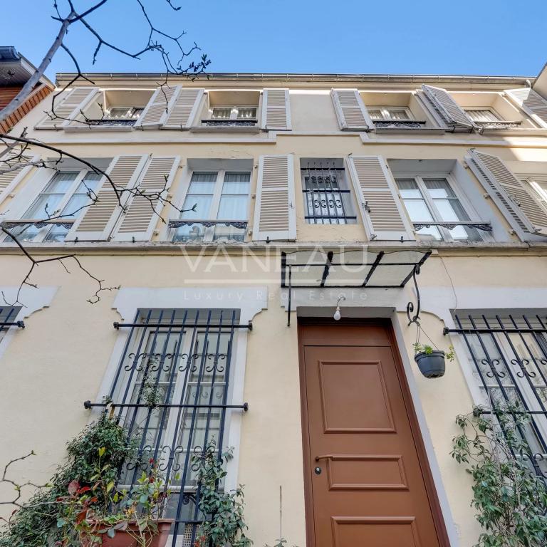 Paris XVIIIe - Maison de ville familiale avec cour arborée à l'avant plein sud -