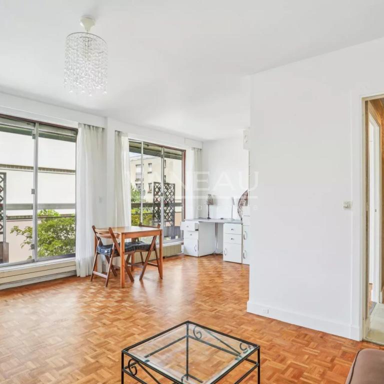 Paris XVe - Volontaires-Blomet - Appartement trois pièces avec balcon au calme