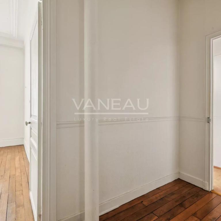PARIS XV - Villa Poirier : Appartement trois pièces à rénover