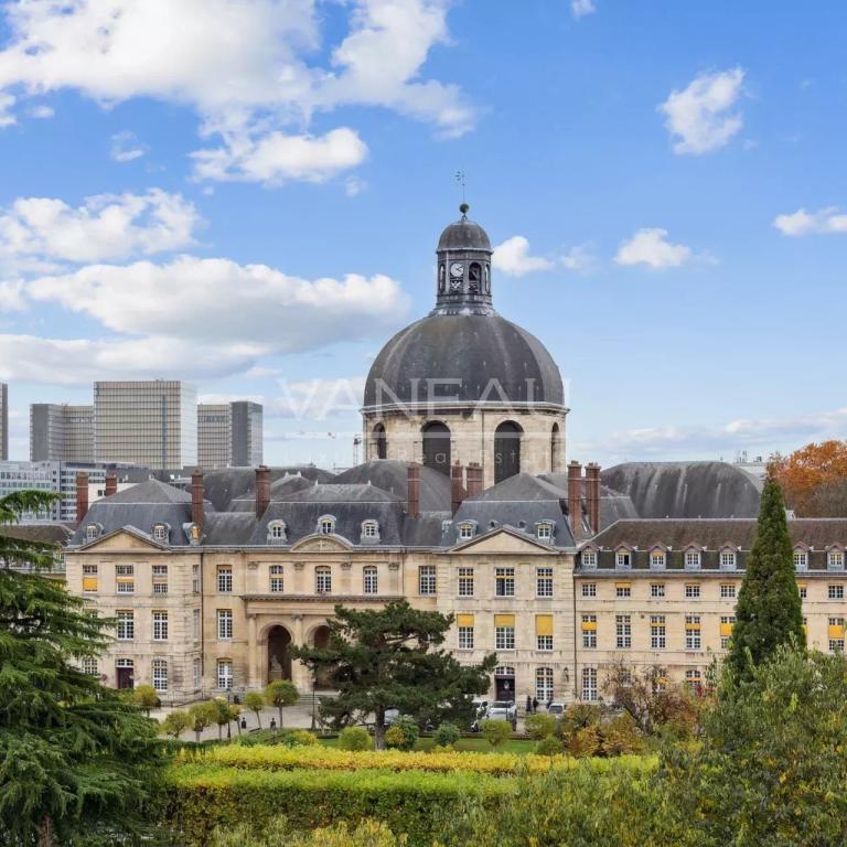 PARIS V - Appartement 2 pièces avec belle vue dégagée