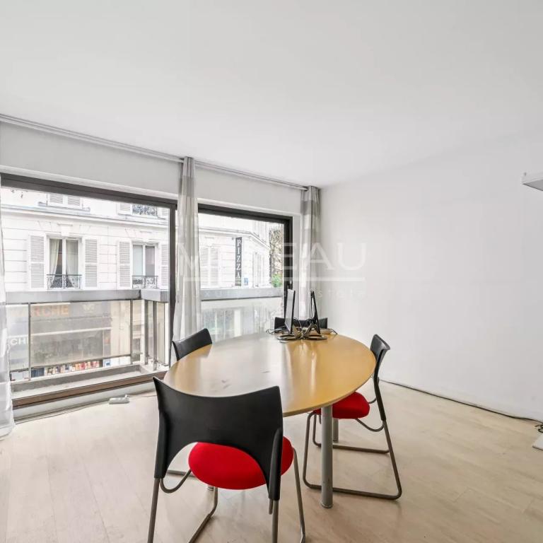 Paris XVe - Volontaires / Vaugirard : Studio lumineux avec balcon