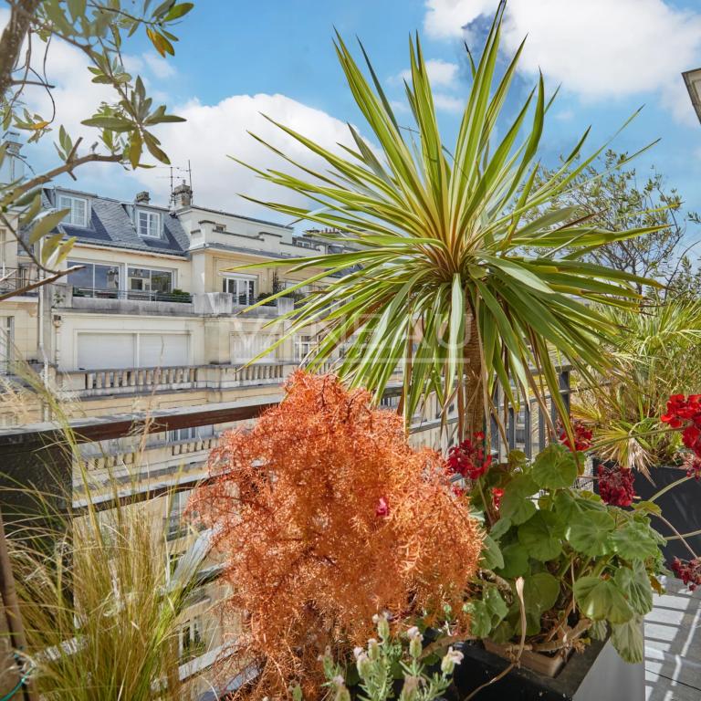 PARIS XVI - Appartement familial avec extérieur. studio et box