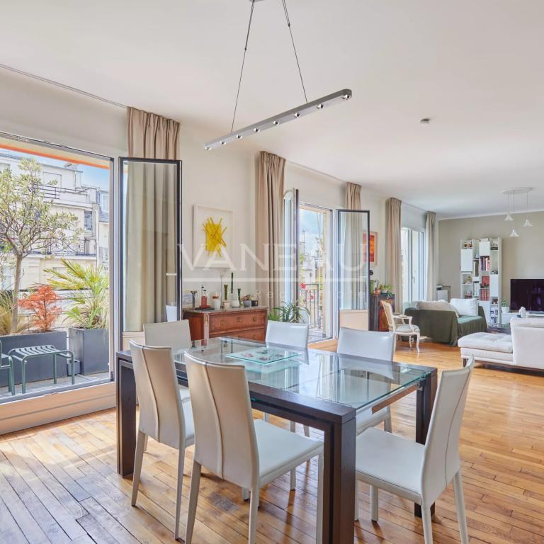 PARIS XVI - Appartement familial avec extérieur, en étage élevé.