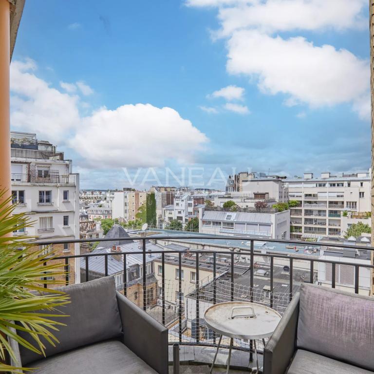 PARIS XVI - Appartement familial avec extérieur, en étage élevé.