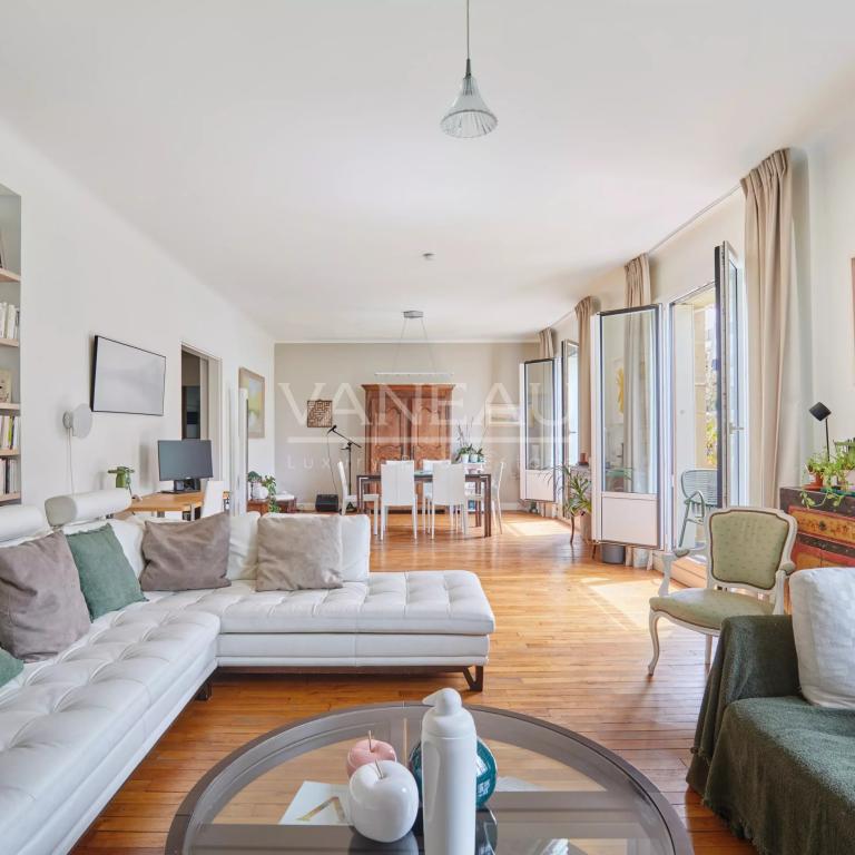 PARIS XVI - Appartement familial avec extérieur, en étage élevé.