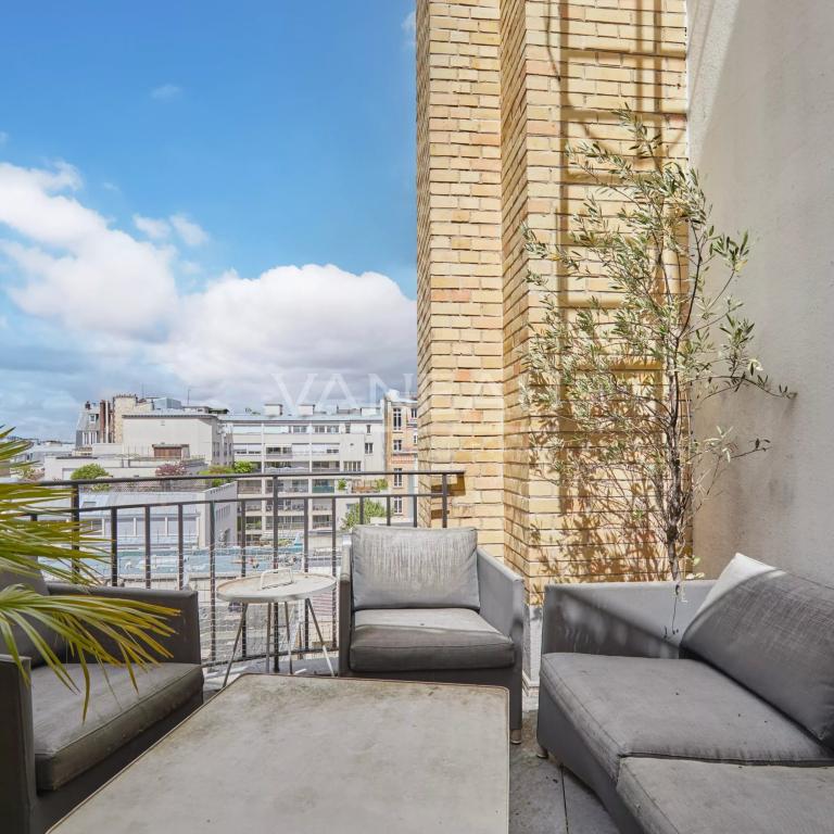 PARIS XVI - Appartement familial avec extérieur, en étage élevé.